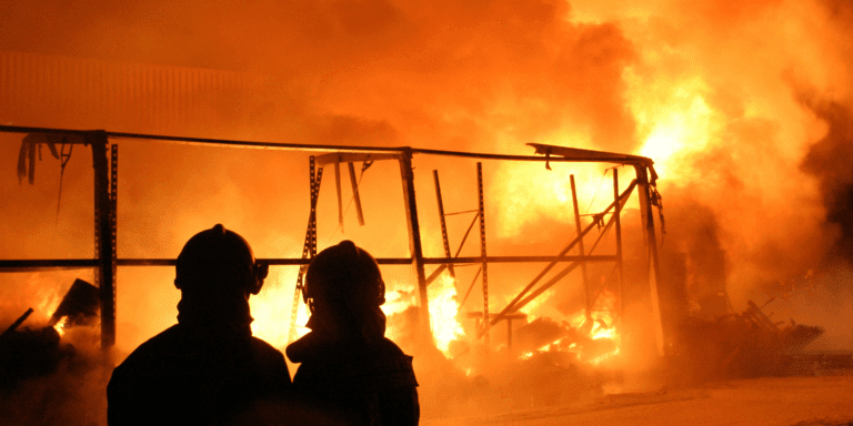 Pożar na parkingu lotniska w Luton – Dramatyczne wydarzenia na jednym z najważniejszych brytyjskich lotnisk
