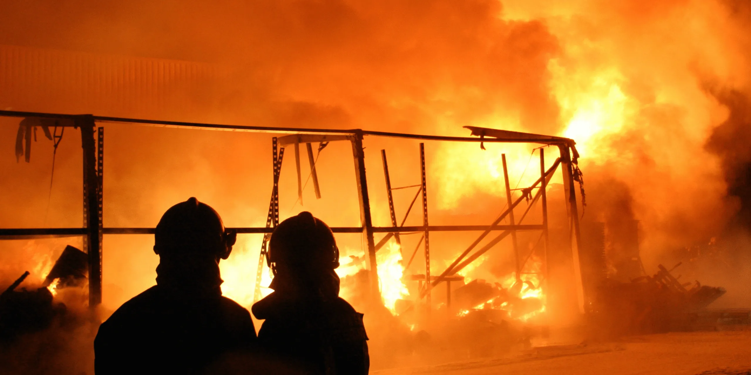 Pożar na parkingu lotniska w Luton – Dramatyczne wydarzenia na jednym z najważniejszych brytyjskich lotnisk